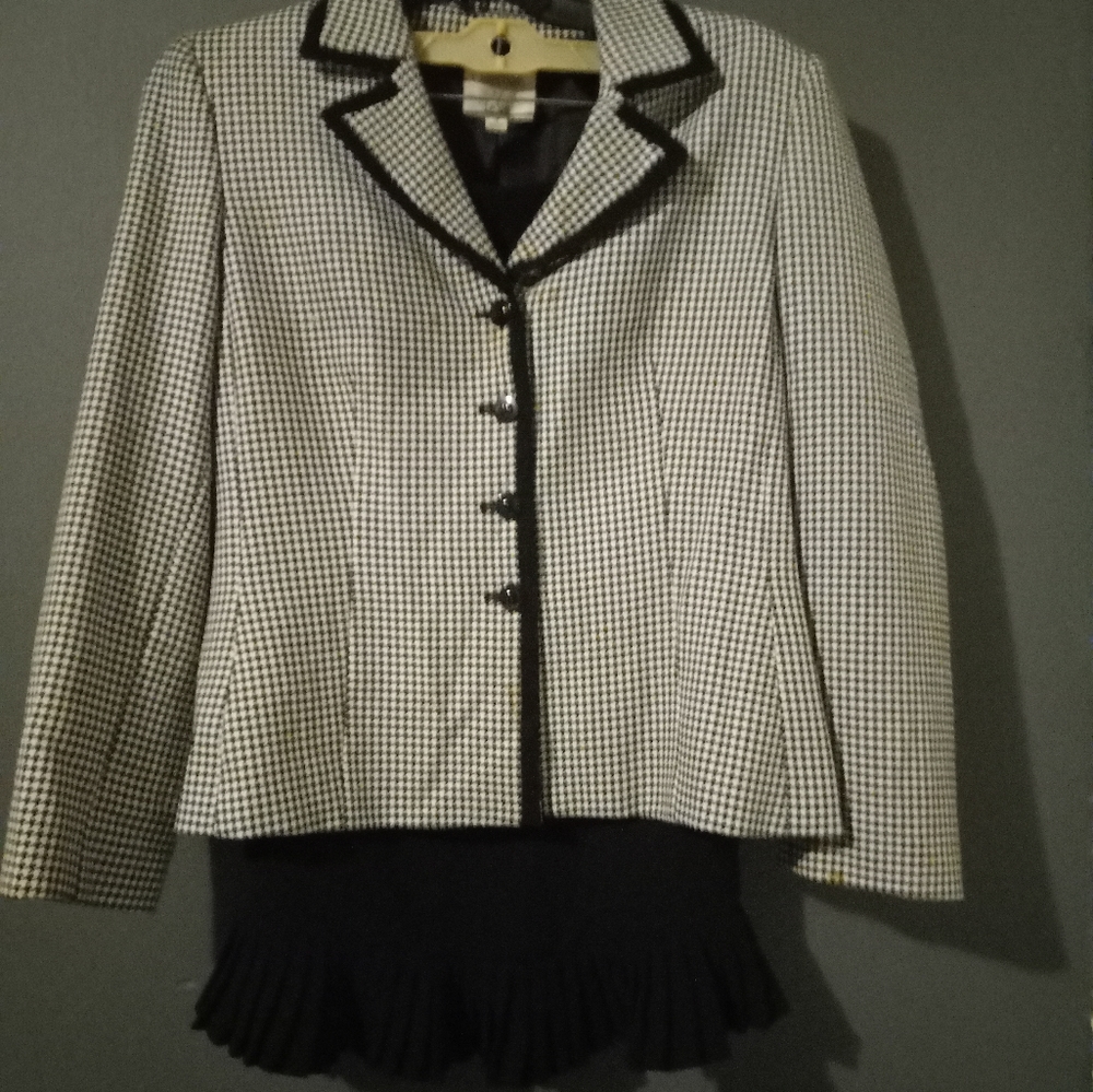 SUIT